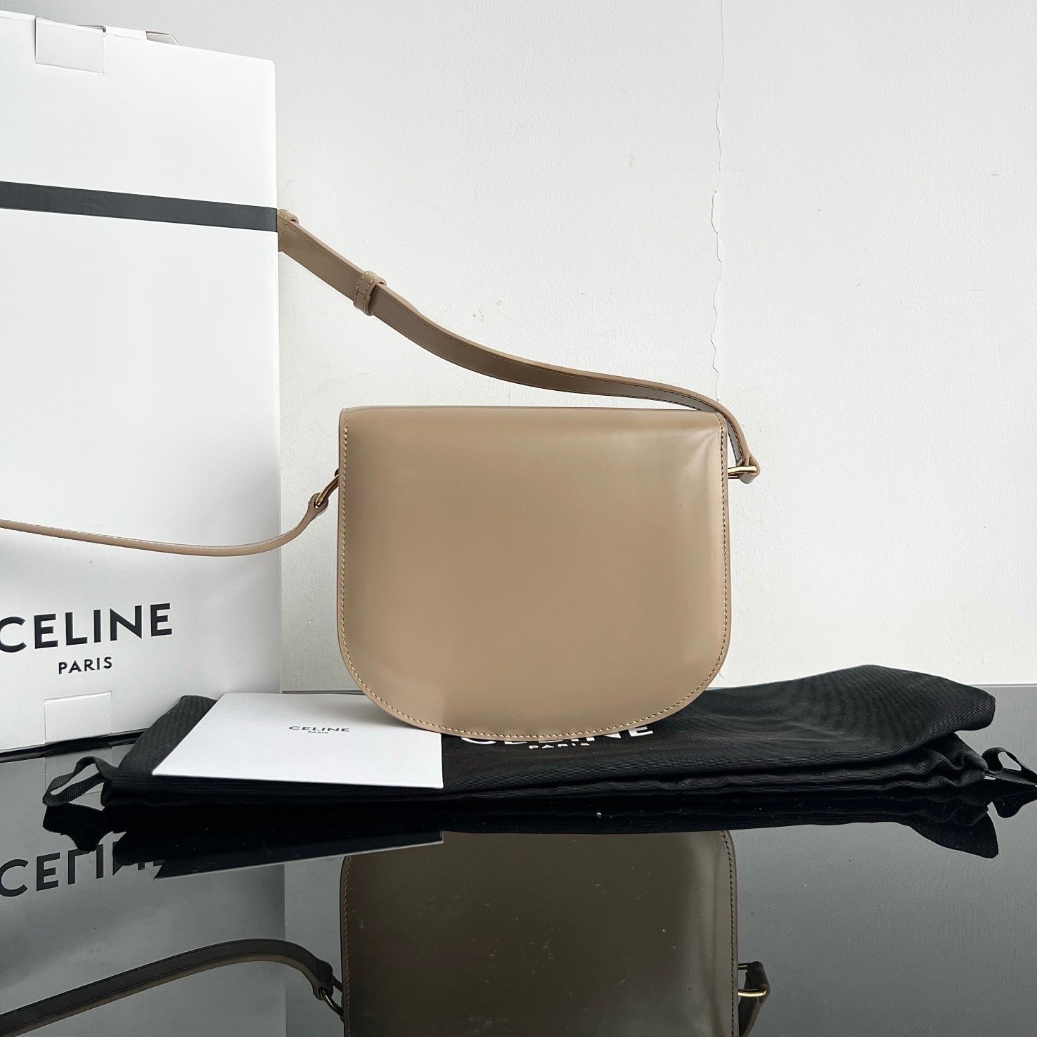 CELINE TRIOMPHE SHINY CALFSKIN HANDBAG 18 CREAM GREY