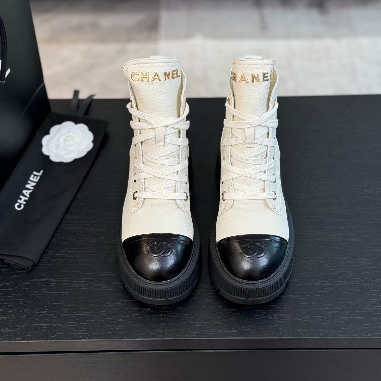 CHANEL ANKLE BOOTS IN WHITE MIX BLACK CALFSKIN 936574
