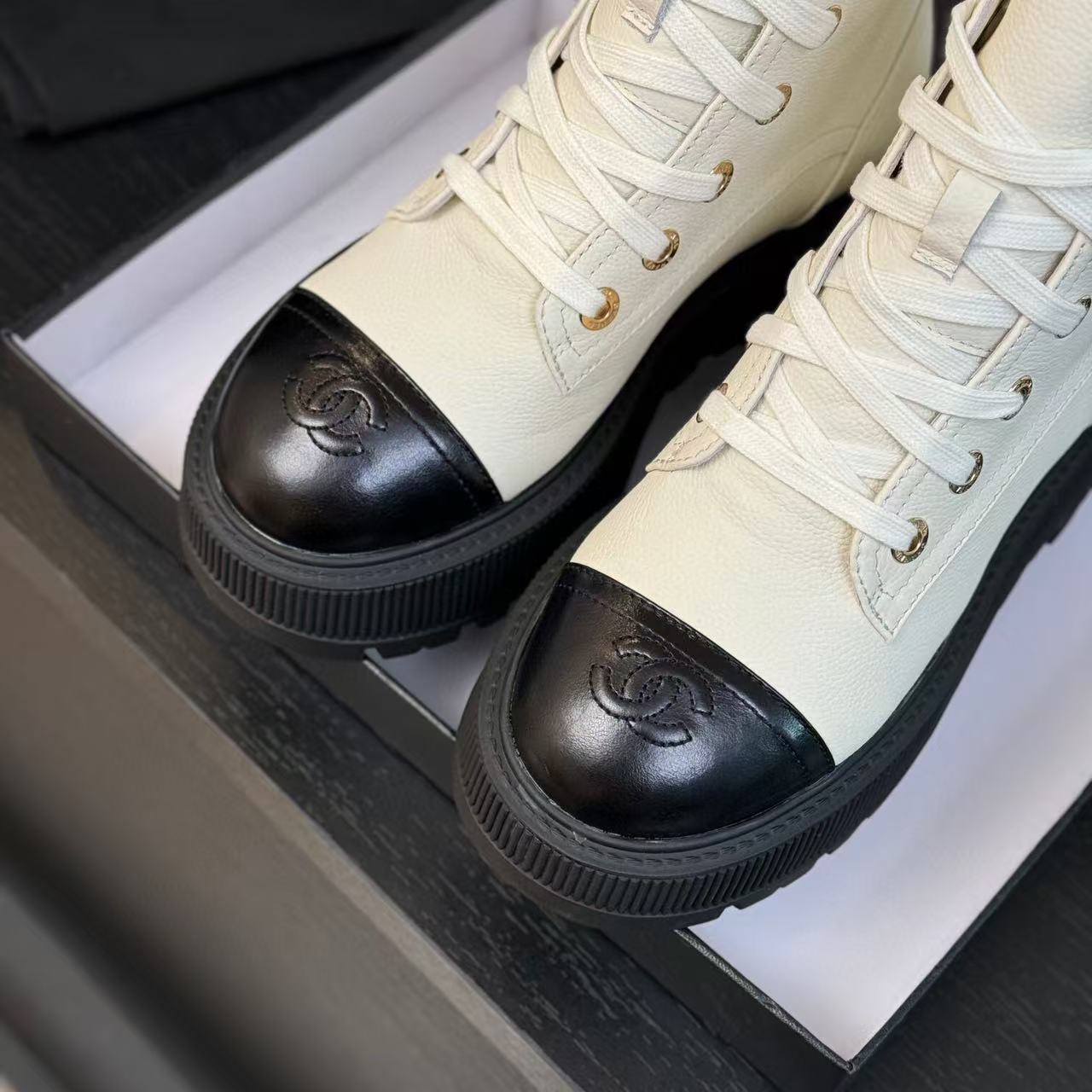 CHANEL ANKLE BOOTS IN WHITE MIX BLACK CALFSKIN 936574