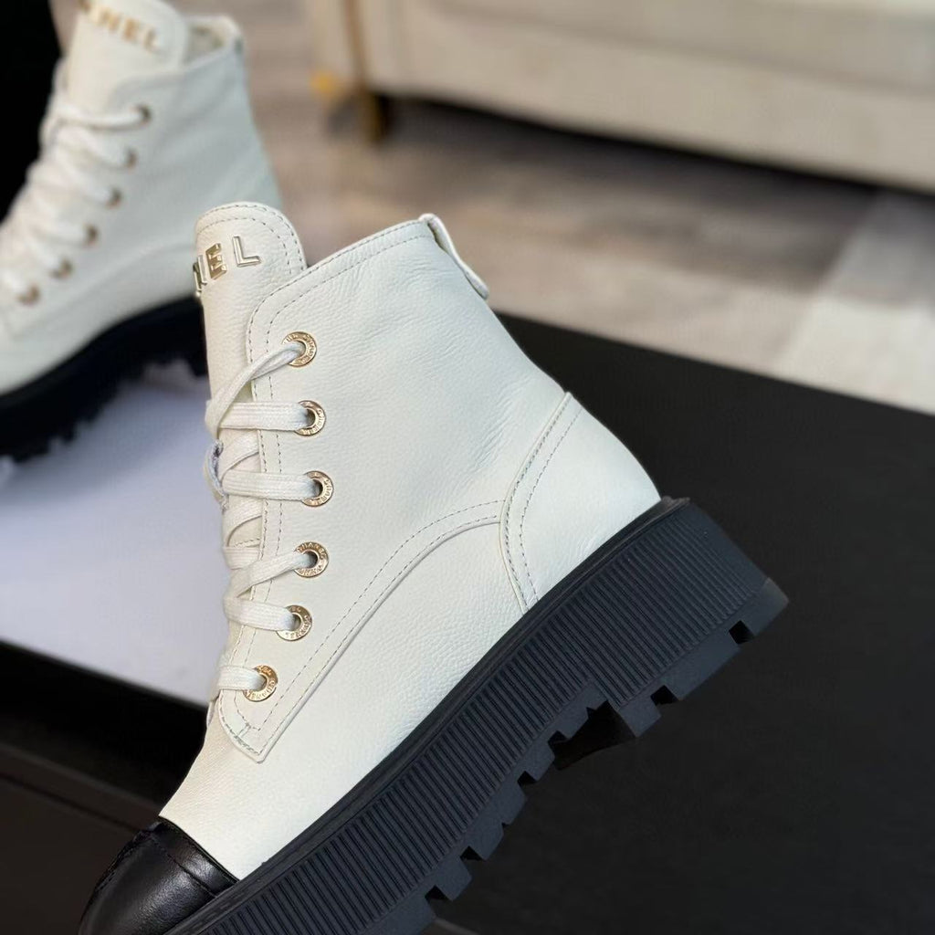 CHANEL ANKLE BOOTS IN WHITE MIX BLACK CALFSKIN 936574
