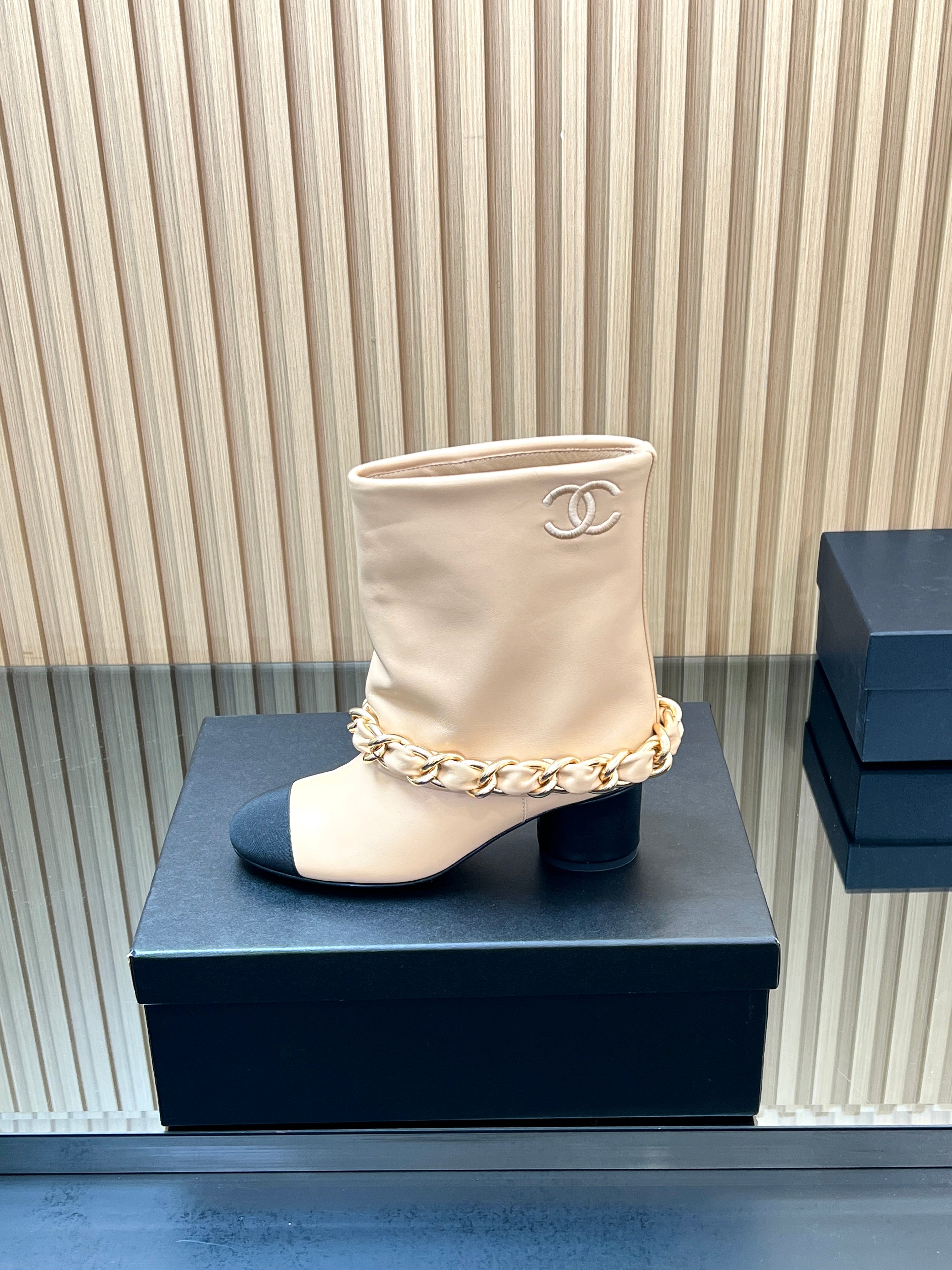 CHANEL 25S LOW BOOTS 65MM IN BEIGE CALFSKIN GOLD HARDWRE