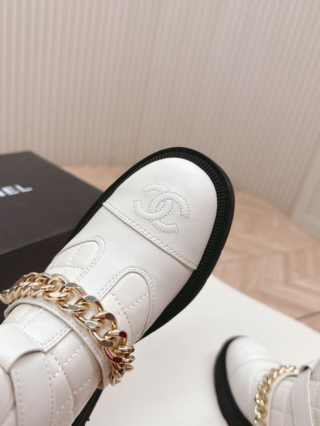 CHANEL ANKLE BOOTS 25S IN WHITE LAMBSKIN WITH GOLD HARDWARE