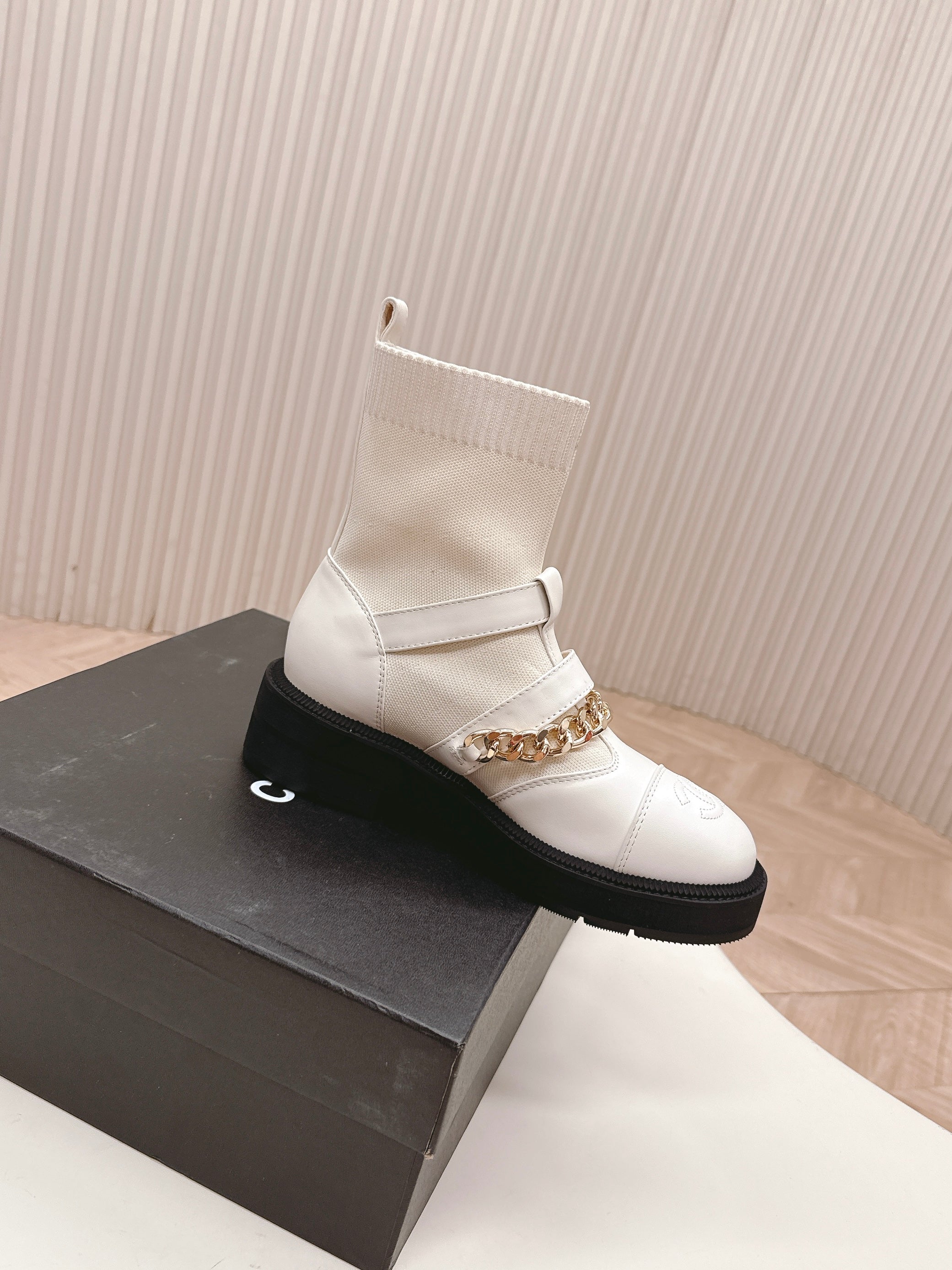 CHANEL ANKLE BOOTS 25S IN CREAM WHITE LAMBSKIN AND FABRIC WITH GOLD HARDWARE