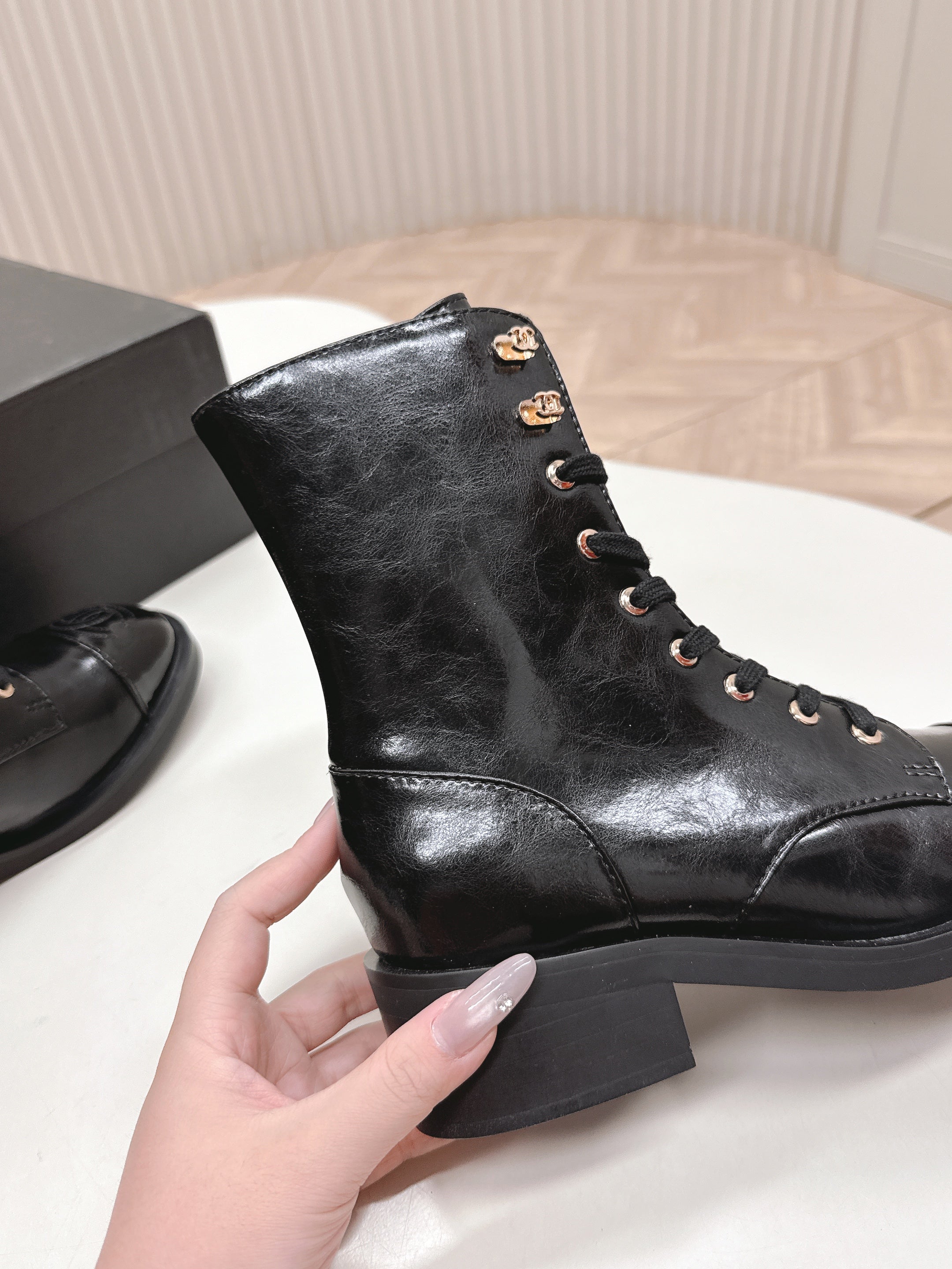 CHANEL ANKLE BOOTS 25S IN BLACK SHINY LAMBSKIN WITH ZIPPER