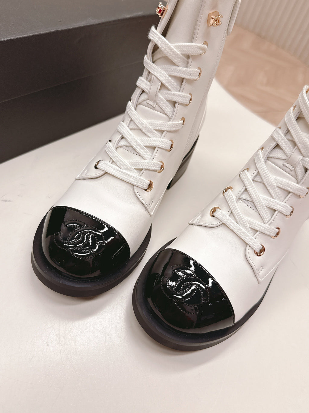 CHANEL ANKLE BOOTS 25S IN WHITE MIX BLACK LAMBSKIN WITH ZIPPER
