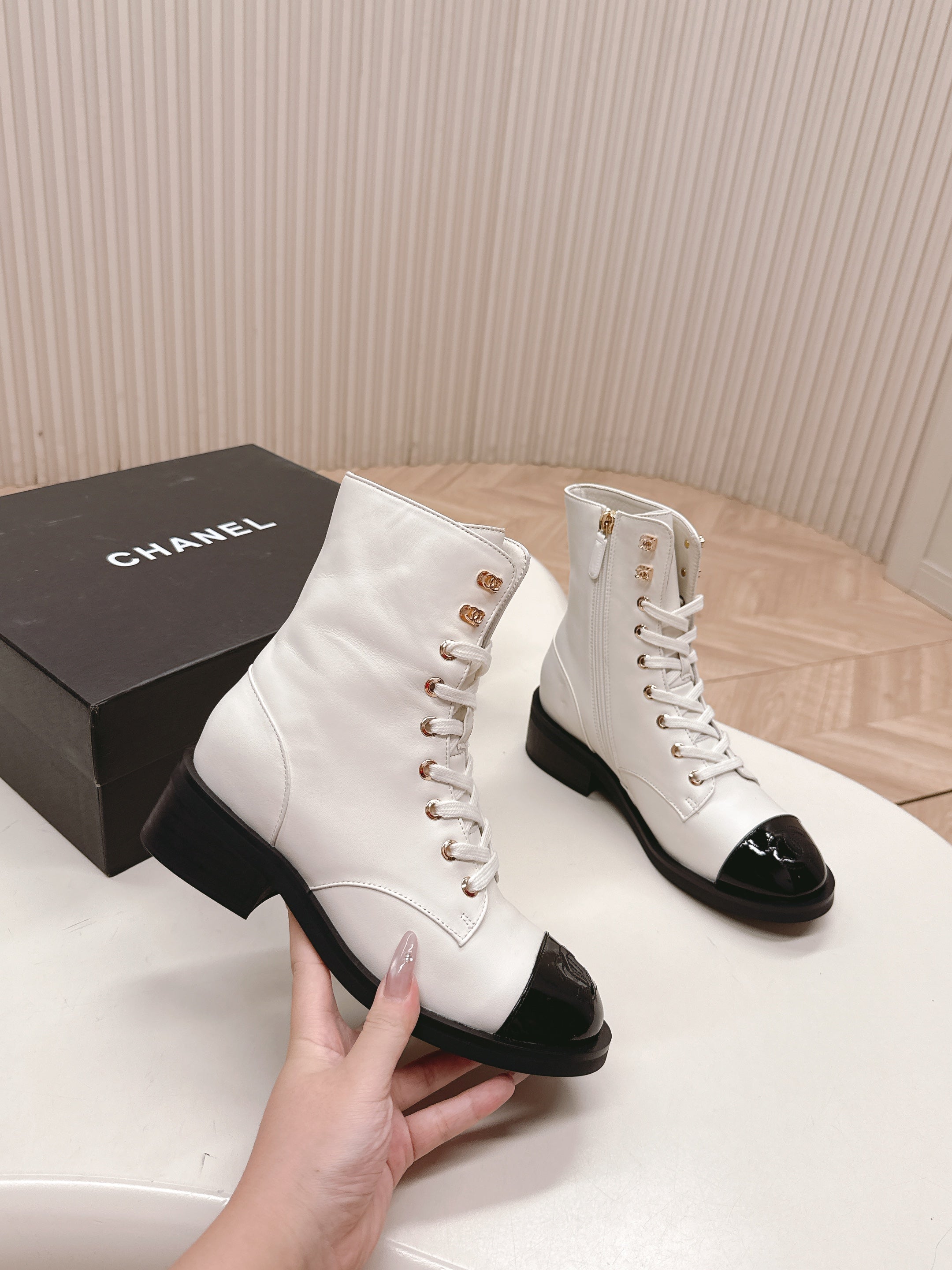 CHANEL ANKLE BOOTS 25S IN WHITE MIX BLACK LAMBSKIN WITH ZIPPER