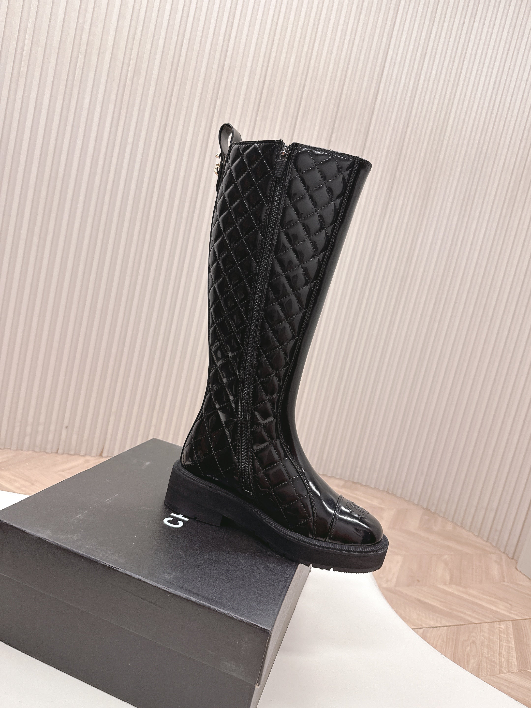 CHANEL KNEE-HIGH BOOTS 25S IN BLACK GLOSSY LAMBSKIN