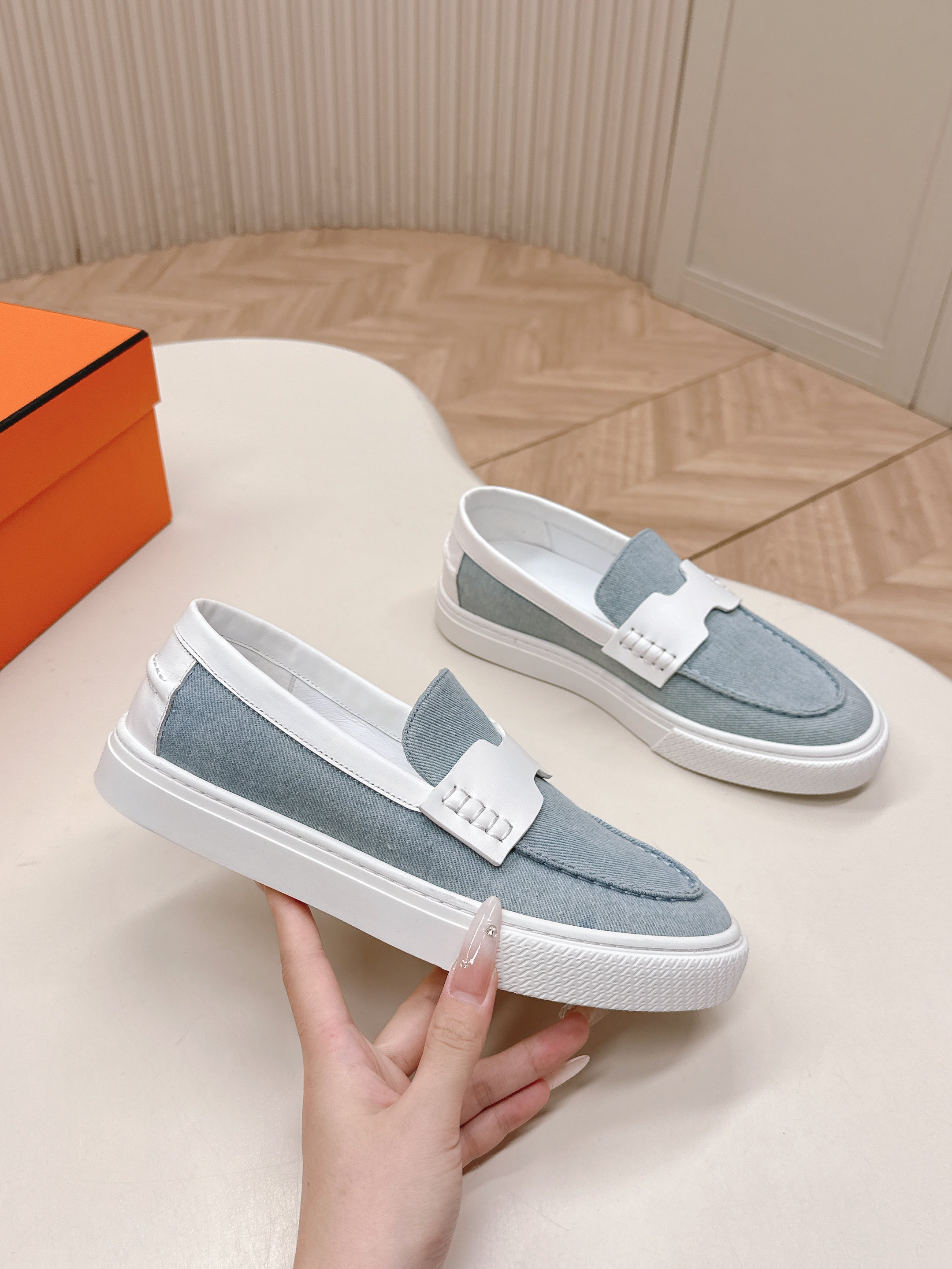 HERMES 25S SLIP-ON IN BLUE DENIM AND WHITE LAMBSKIN