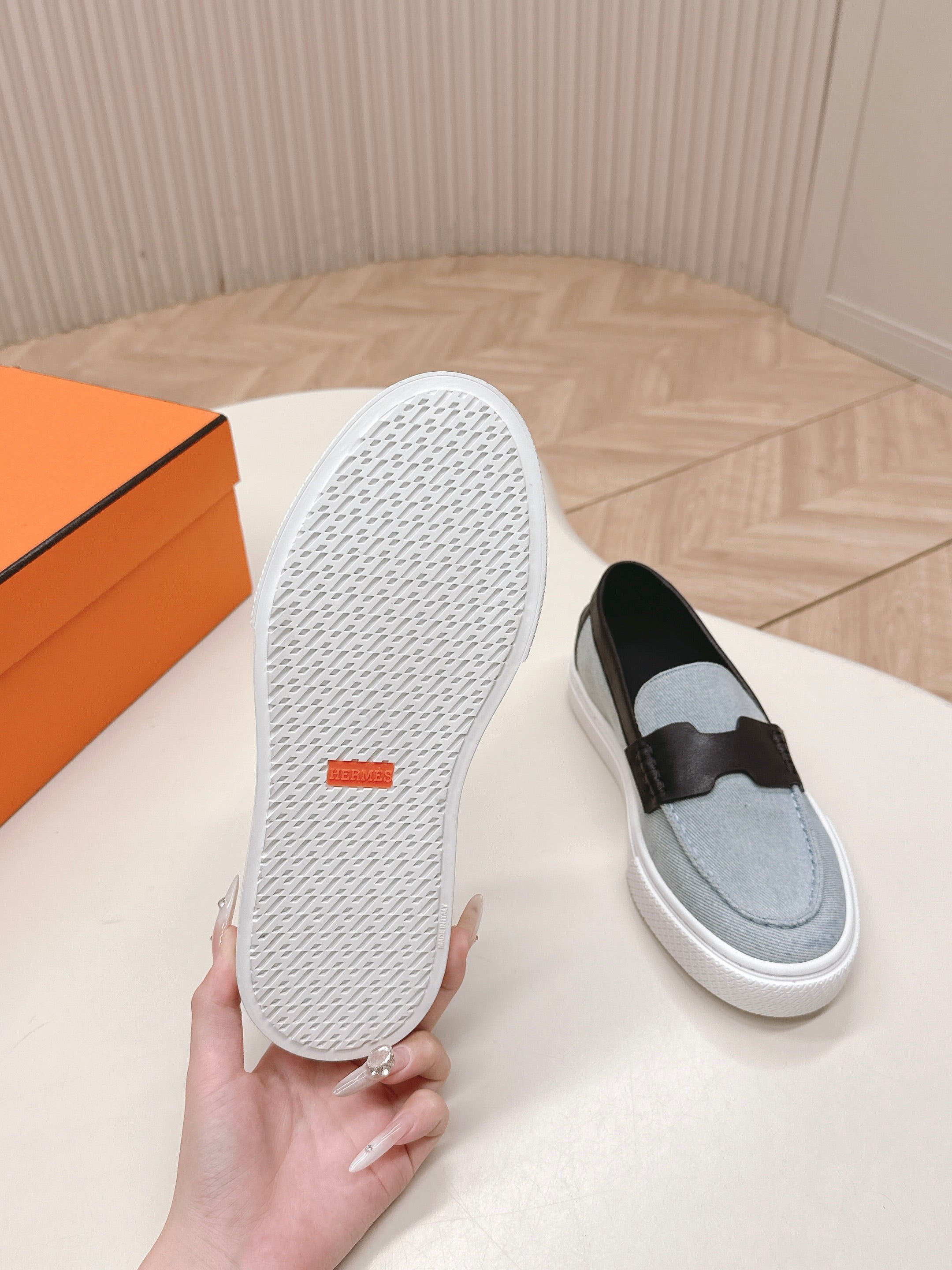 HERMES 25S SLIP-ON IN BLUE DENIM AND BLACK LAMBSKIN