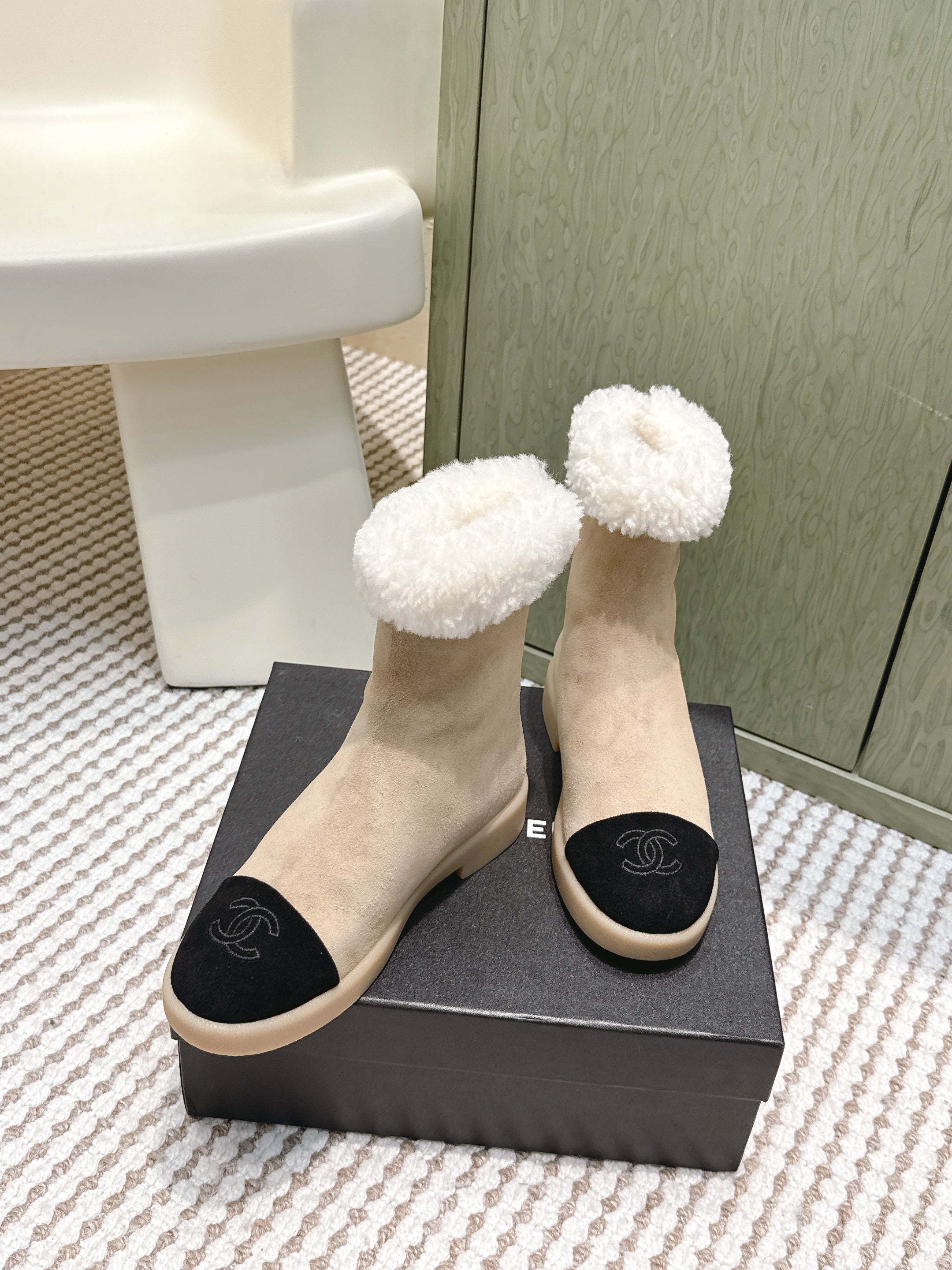 CHANEL 25S CALF-HIGH BOOTS IN BLACK AND BEIGE SUEDE LINED WITH SHEEPSKIN