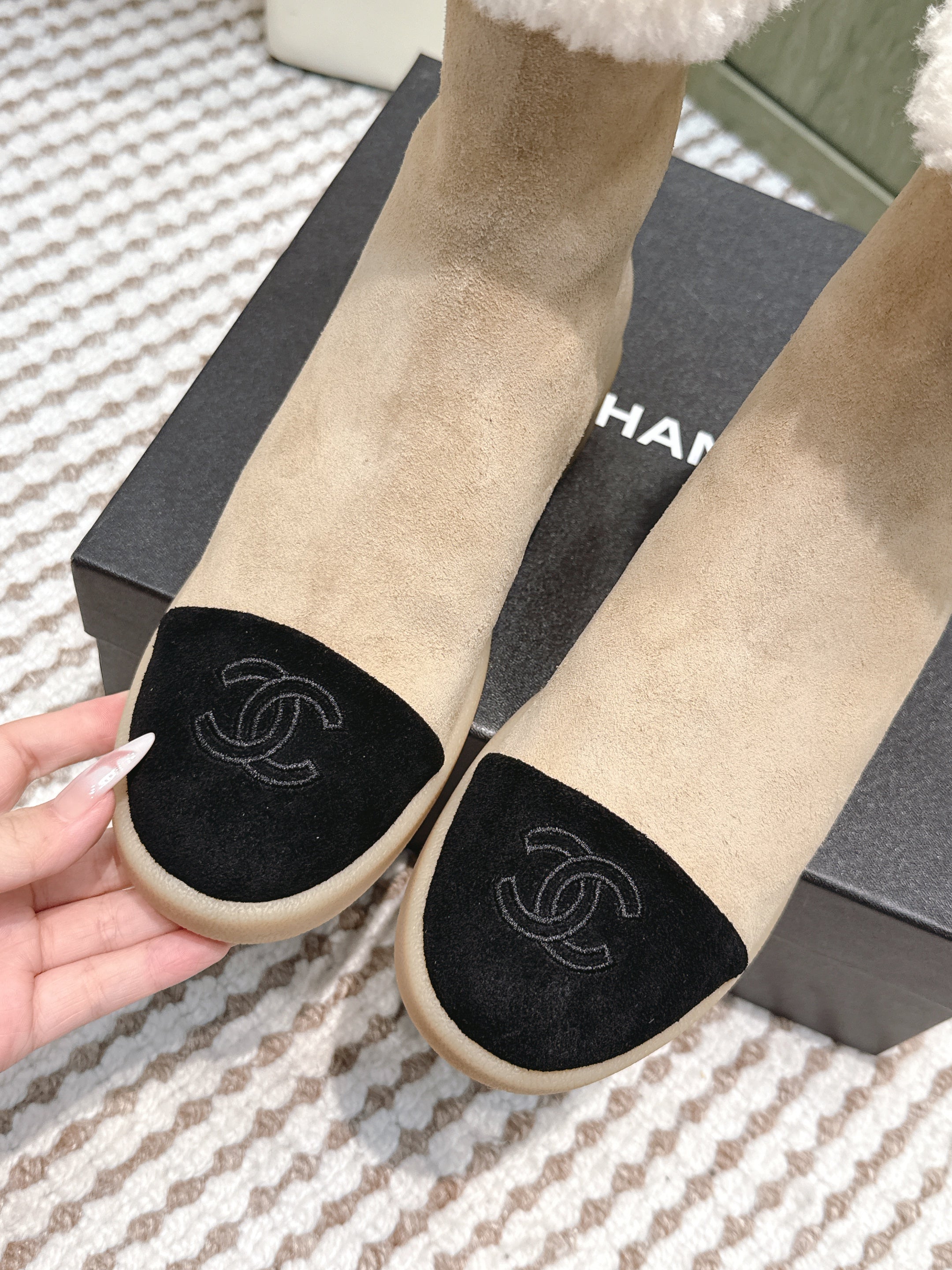 CHANEL 25S CALF-HIGH BOOTS IN BLACK AND BEIGE SUEDE LINED WITH SHEEPSKIN