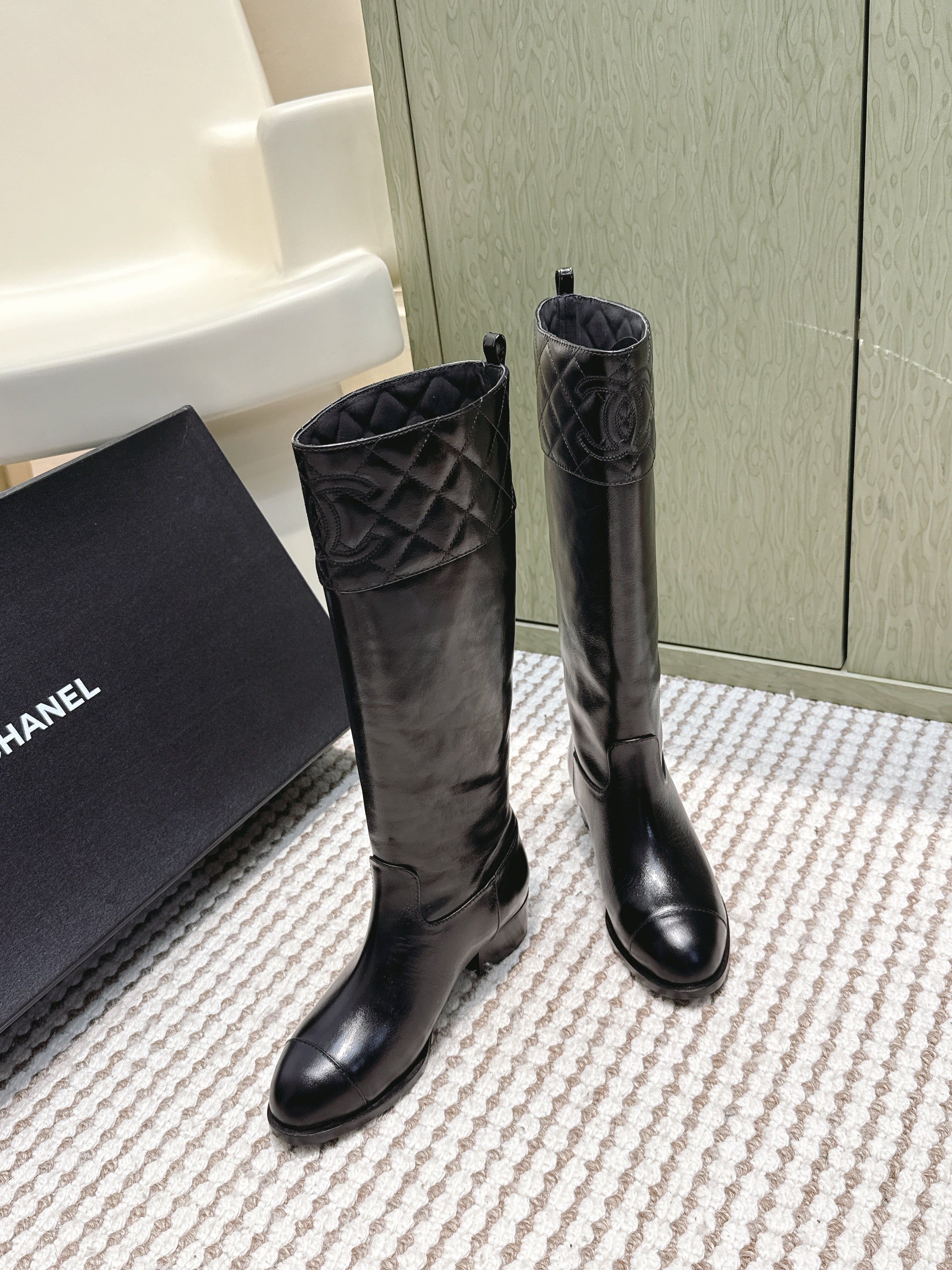 CHANEL 25S HIGH-CALF COWBOY BOOTS IN BLACK CALFSKIN DIAMOND-QUILTED
