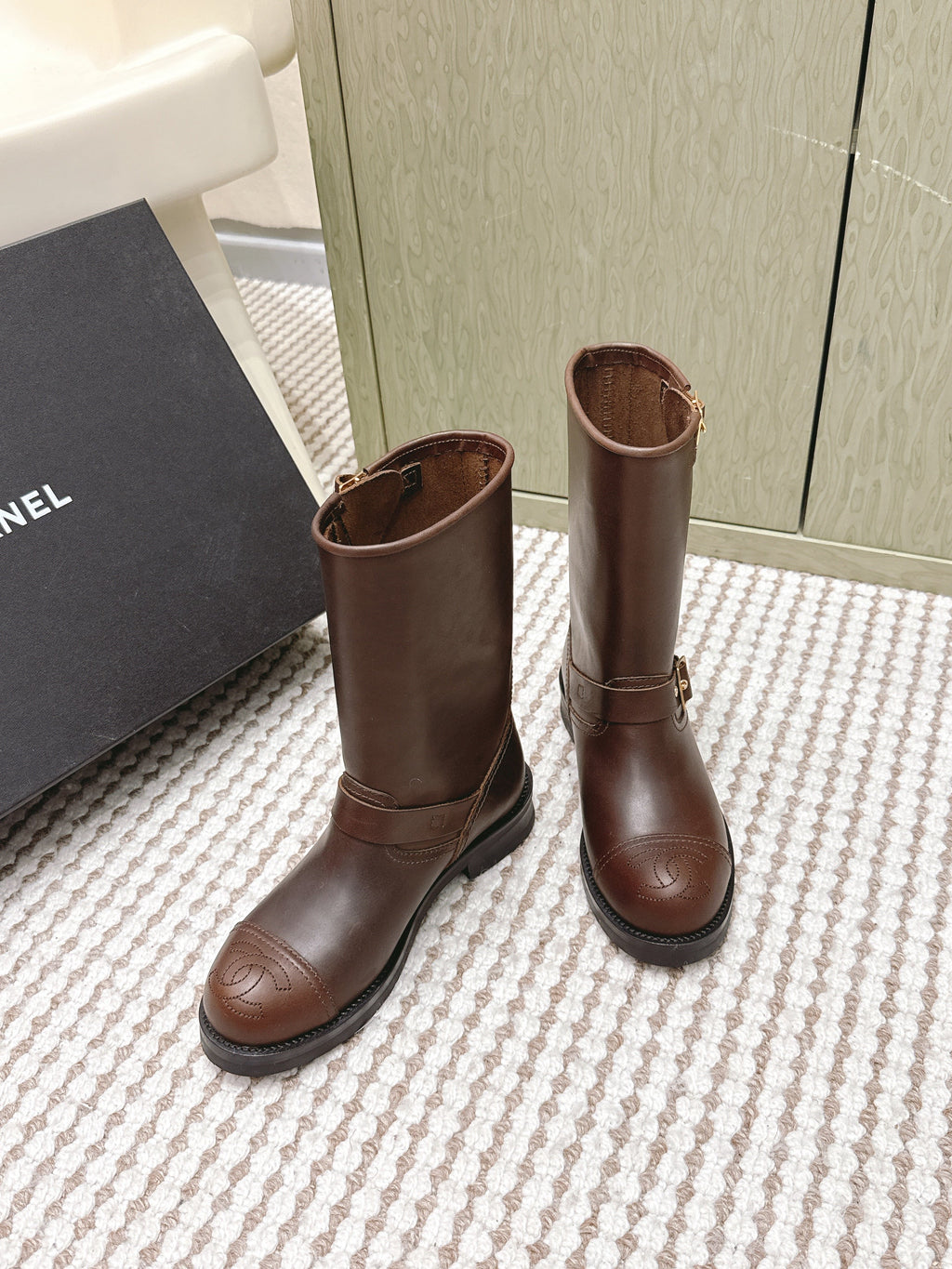 CHANEL 25S CALF-HIGH CHELSEA BOOTS IN BROWN CALFSKIN GOLD HARDWARE