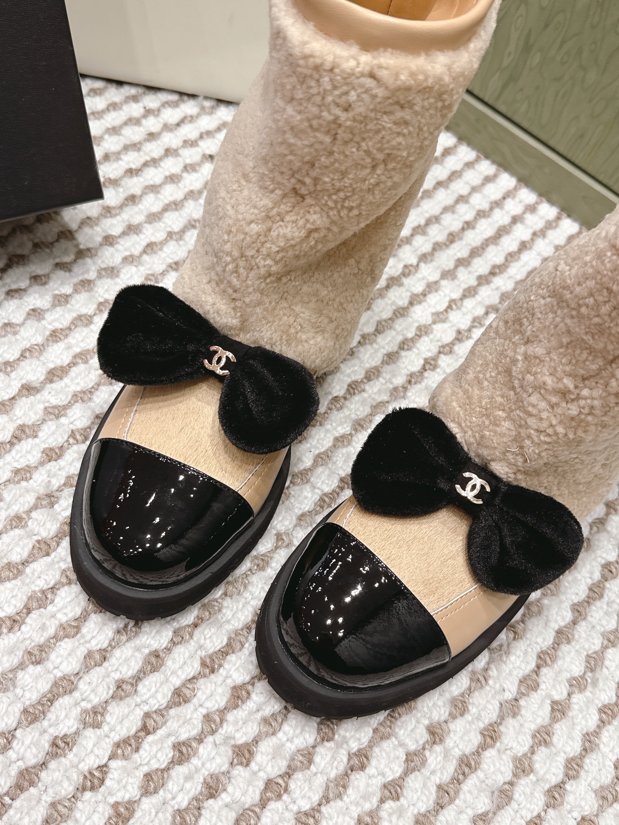 CHANEL 25S ANKLE BOOTS IN BEIGE SHEARLING LAMBSKIN AND BLACK PATENT CALFSKIN