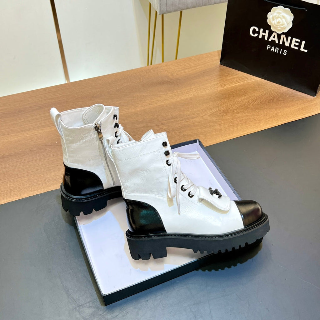 CHANEL 25S HIGH ANKLE BOOTS WITH ZIPPER IN WHITE GLOSSY CALFSKIN GOLD HARDWARE