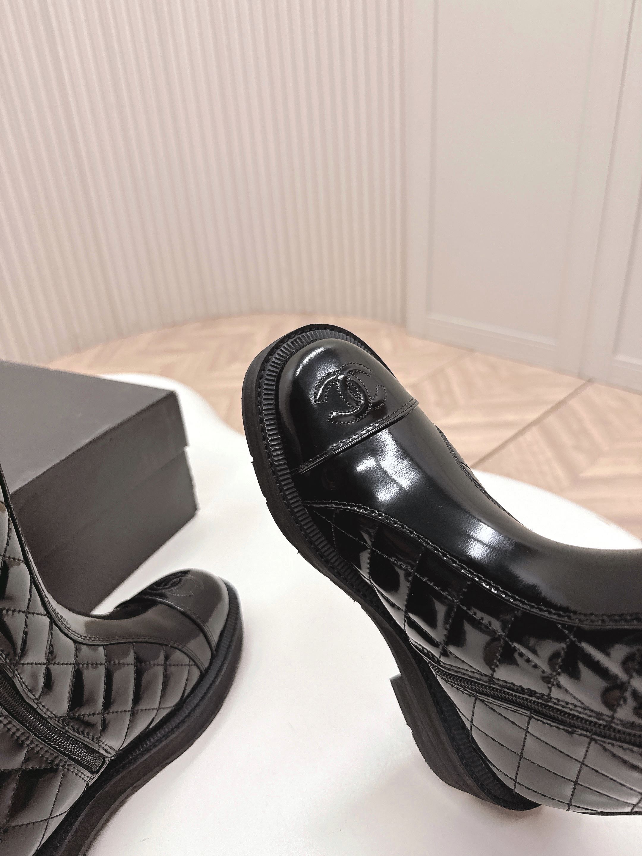 CHANEL KNEE-HIGH BOOTS 25S IN BLACK GLOSSY LAMBSKIN