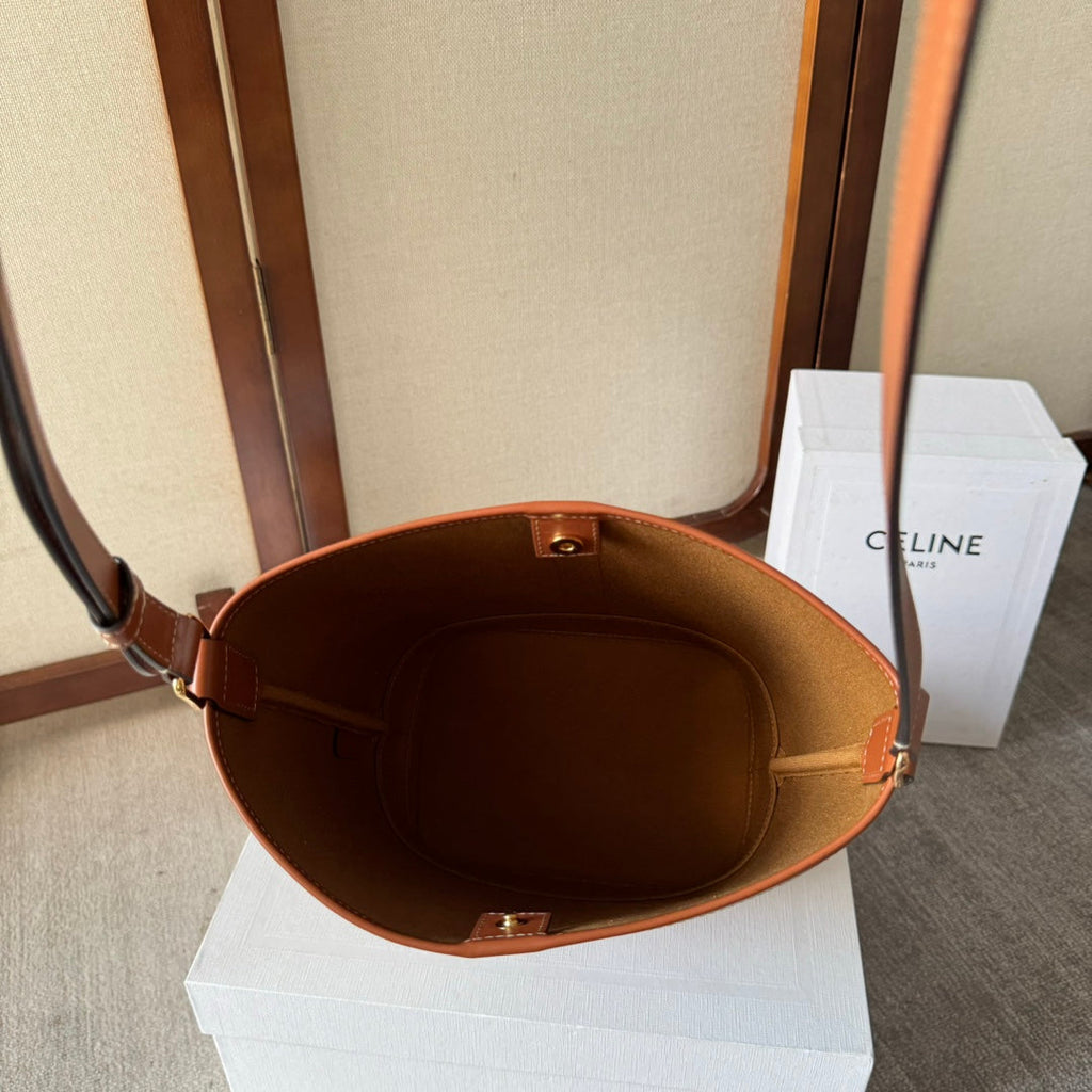 CELINE BUCKET 30 IN BEIGE TRIOMPHE CANVAS AND RED BROWN CALFSKIN TRIM