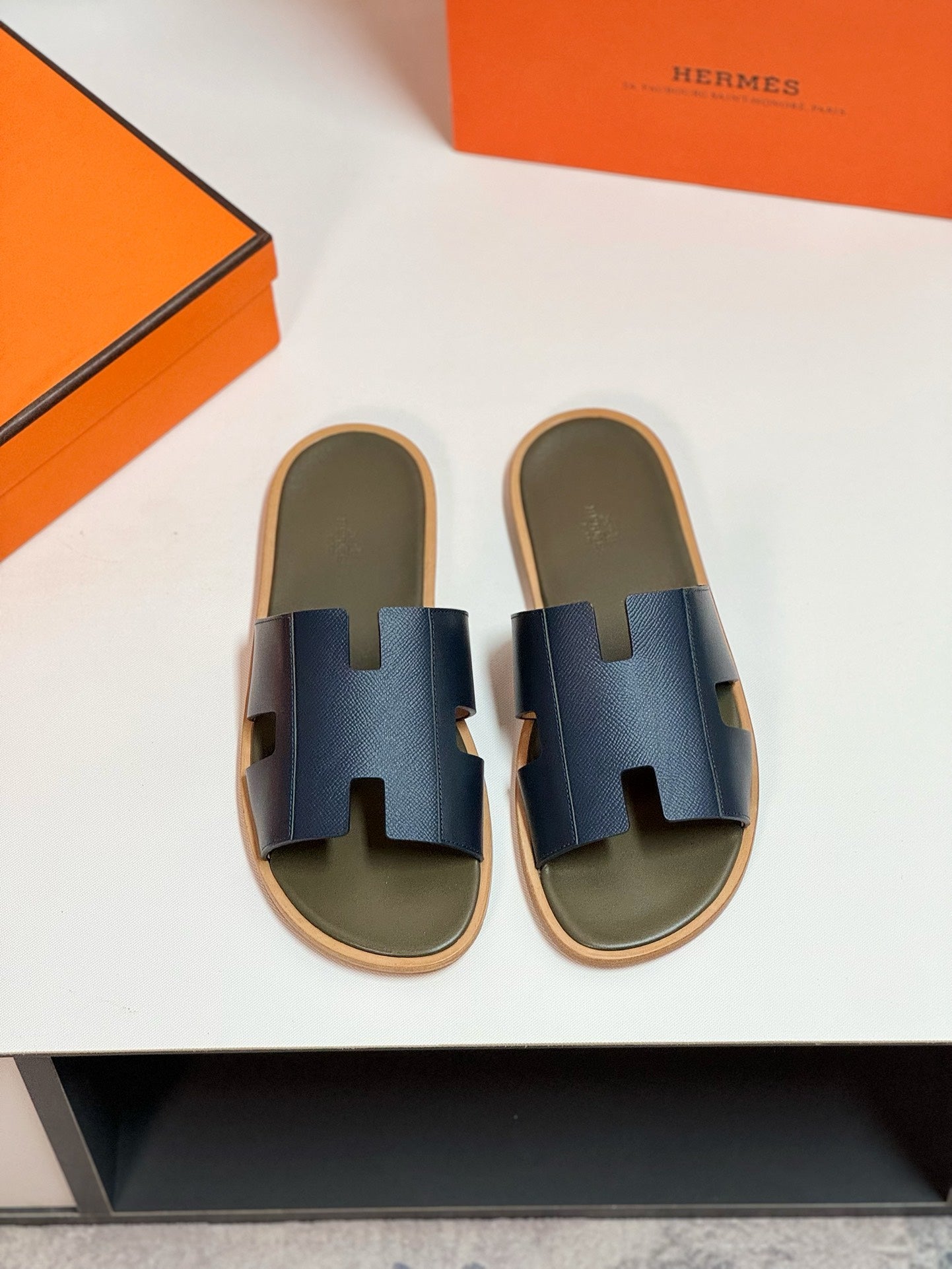 HERMES Izmir sandal crocodide black