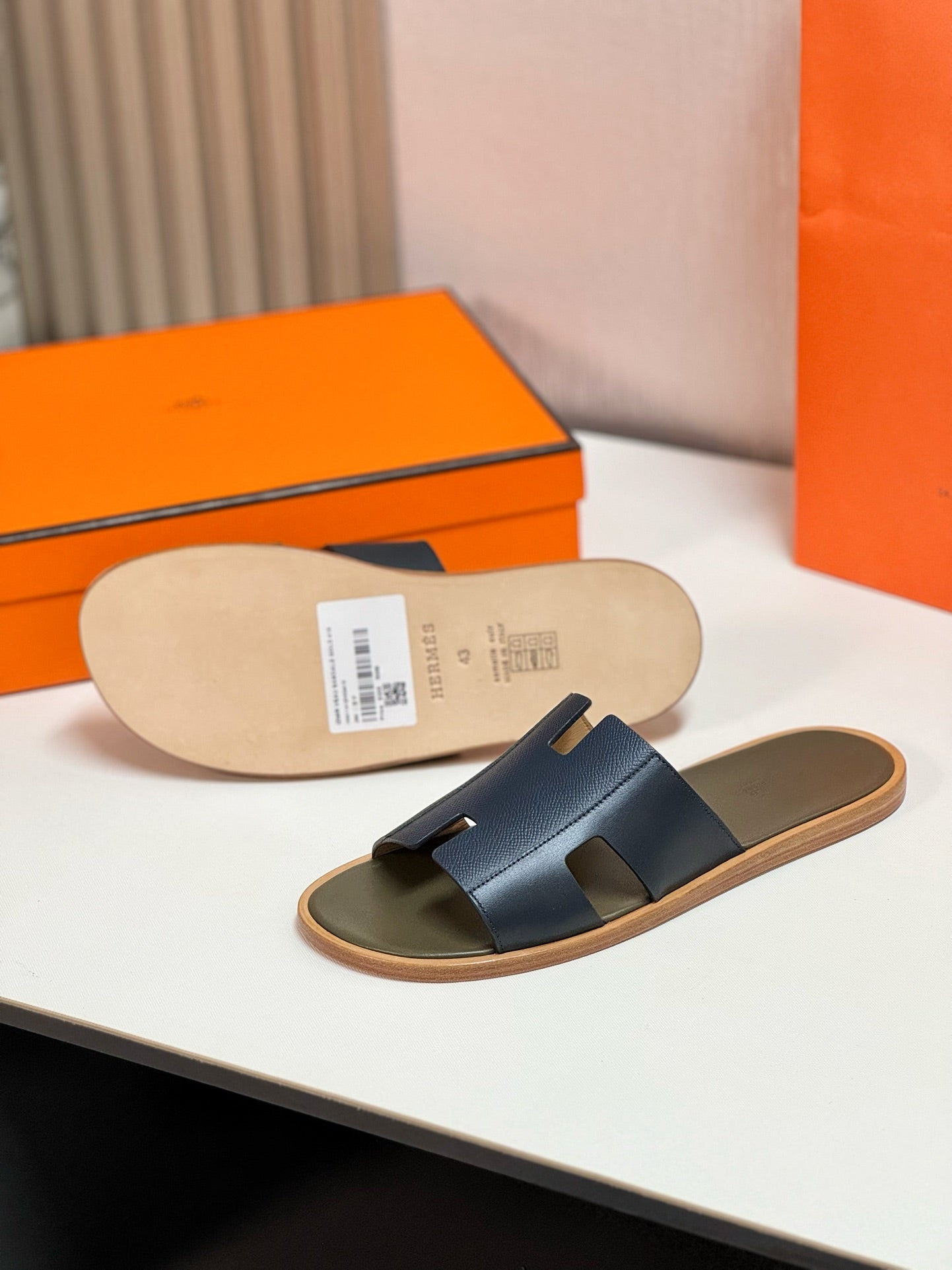 HERMES Izmir sandal crocodide black