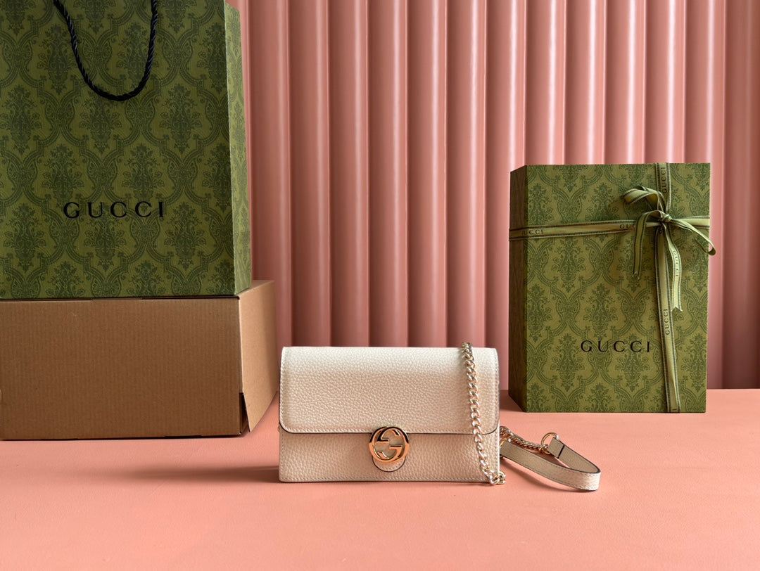 GUCCI INTERLOCKING WOC 20 IN WHITE GRAINY CALFSKIN GOLD HARDWARE