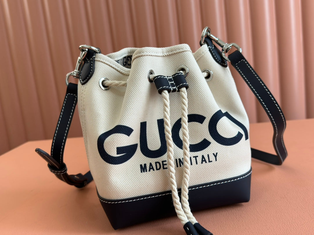 GUCCI SMALL DRAWSTRING SHOULDER BAG 21 IN WHITE CANVAS DARK BLUE CALFSKIN