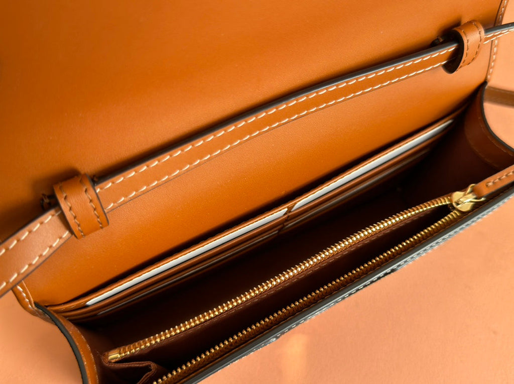 GUCCI EMBLEM WALLET  MONOGRAM 20 IN BEIGE AND DARK BROWN  CALFSKIN