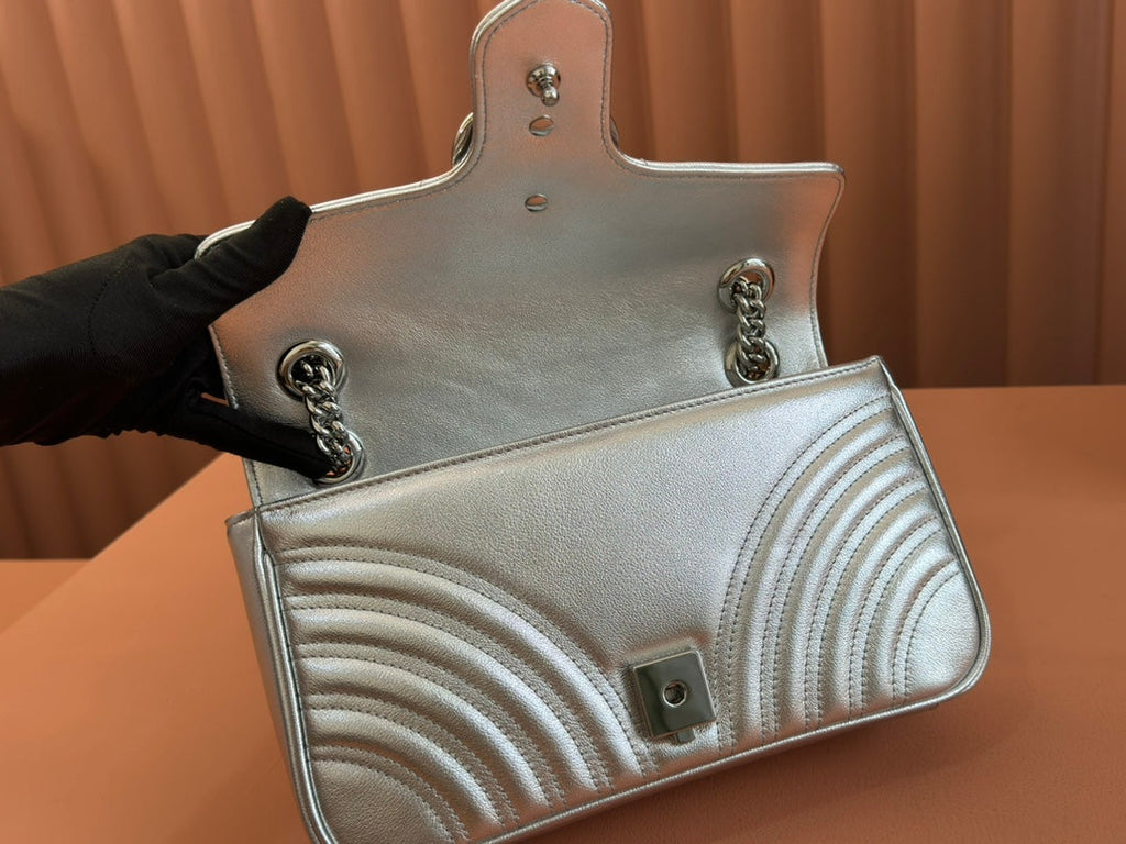GUCCI MARMONT MEDIUM SHOUDER BAG 26 IN SILVER PATENT CALFSKIN