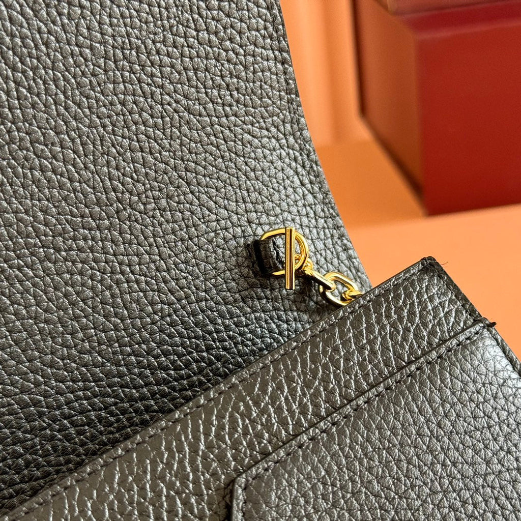 GUCCI EMBLEM WALLET ON CHAIN 20 IN BLACK SMOOTH  CALFSKIN