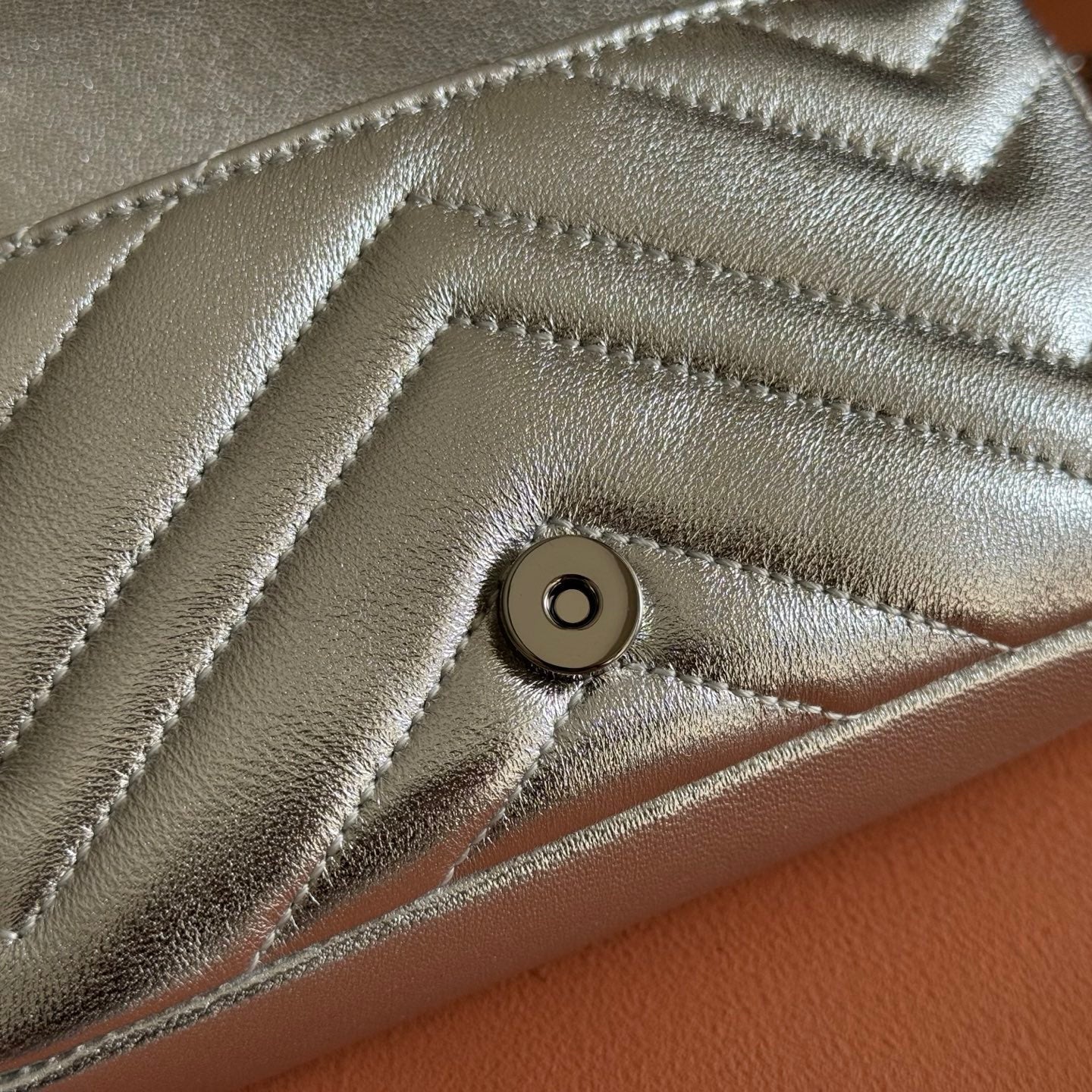 GUCCI 26S  MARMONT BAG 16 IN SILVER LAMBSKIN