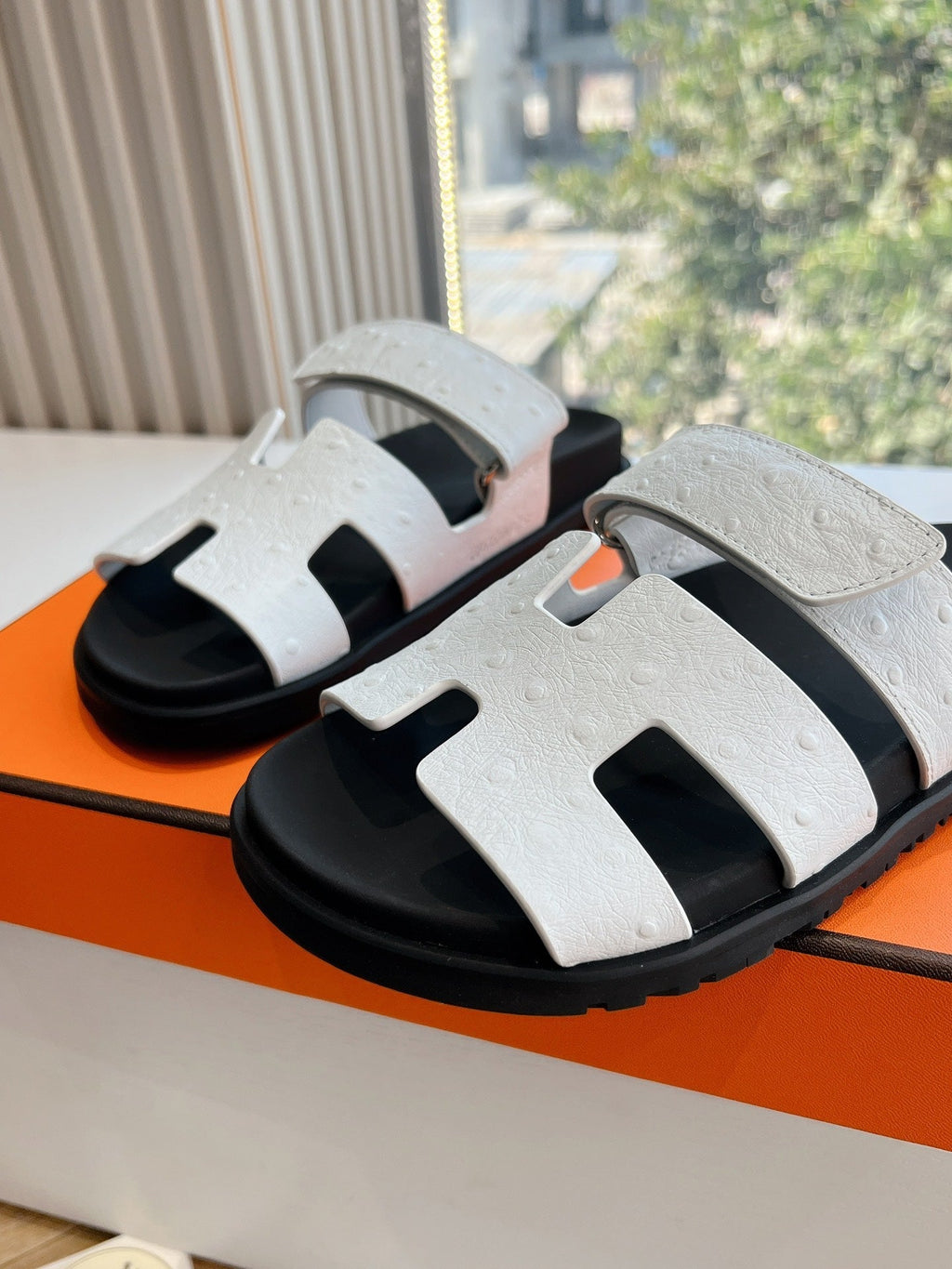 HERMES CHYPRE SANDAL IN WHITE GRAINED CALFSKIN