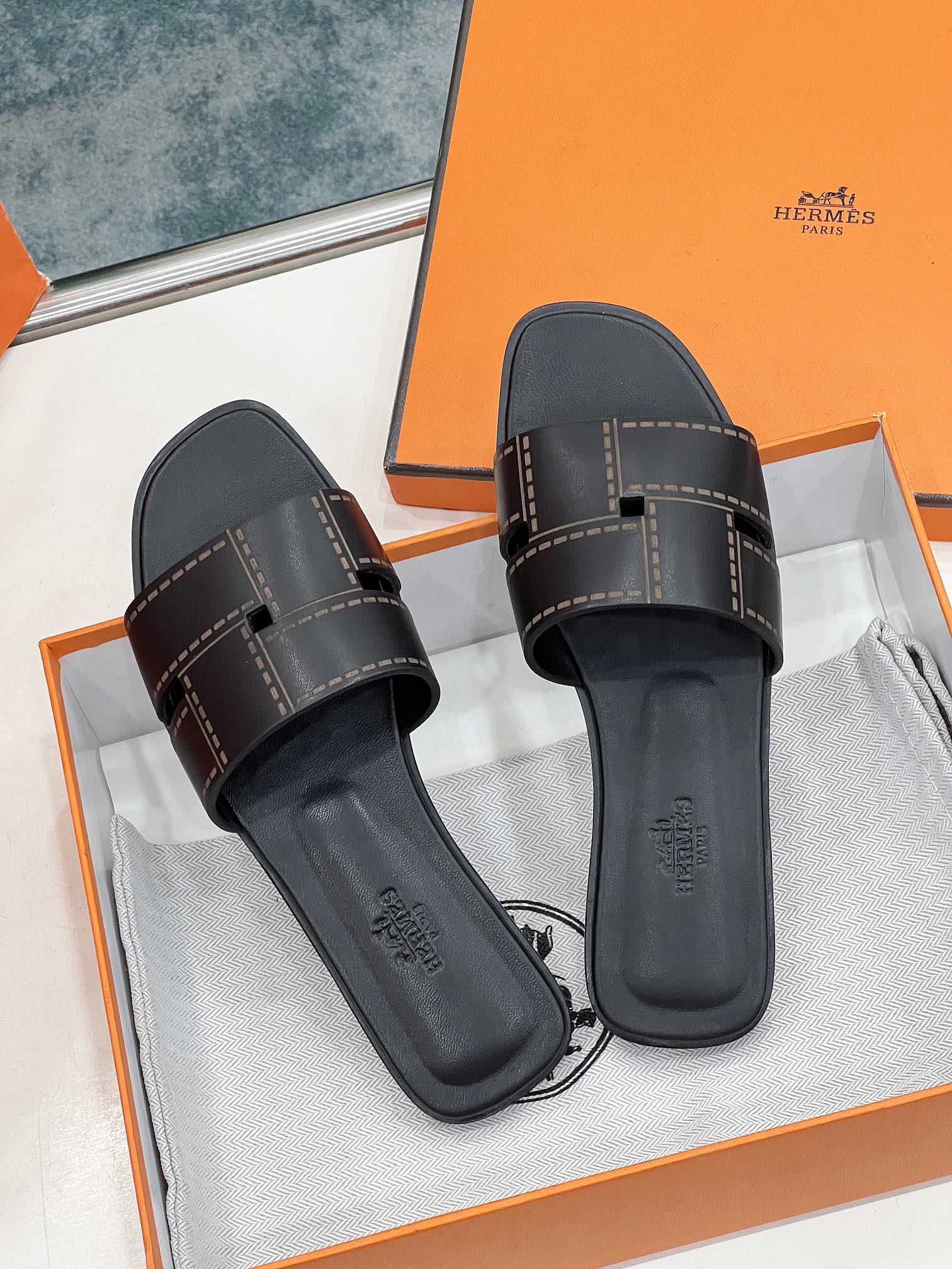 HERMES IDIOMA SANDAL IN BLACK CALFSKIN
