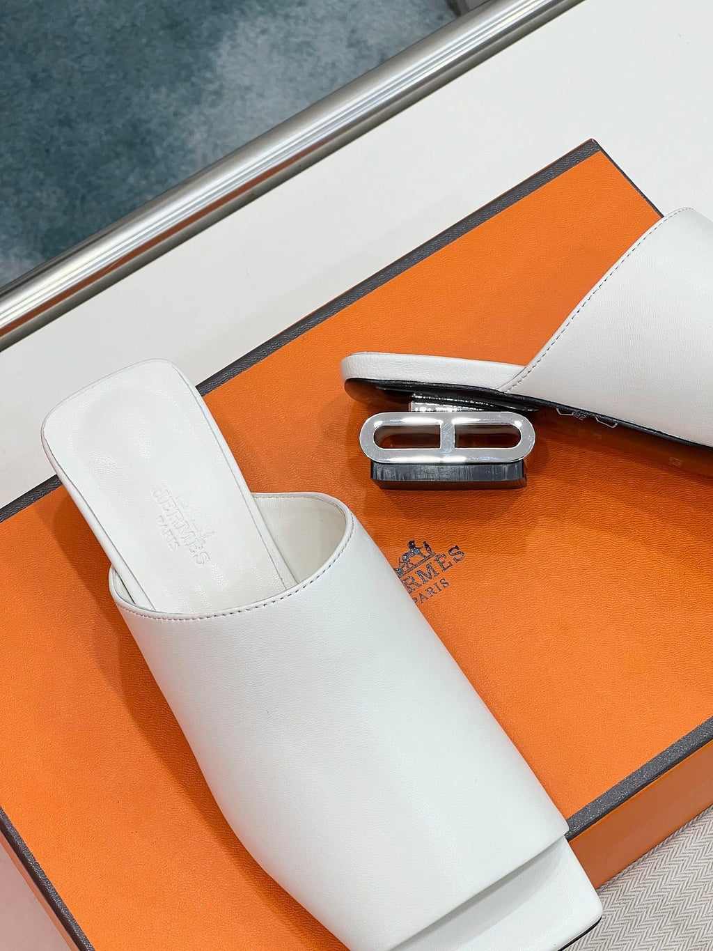 HERMES IDOLE SANDAL IN WHITE CALFSKIN