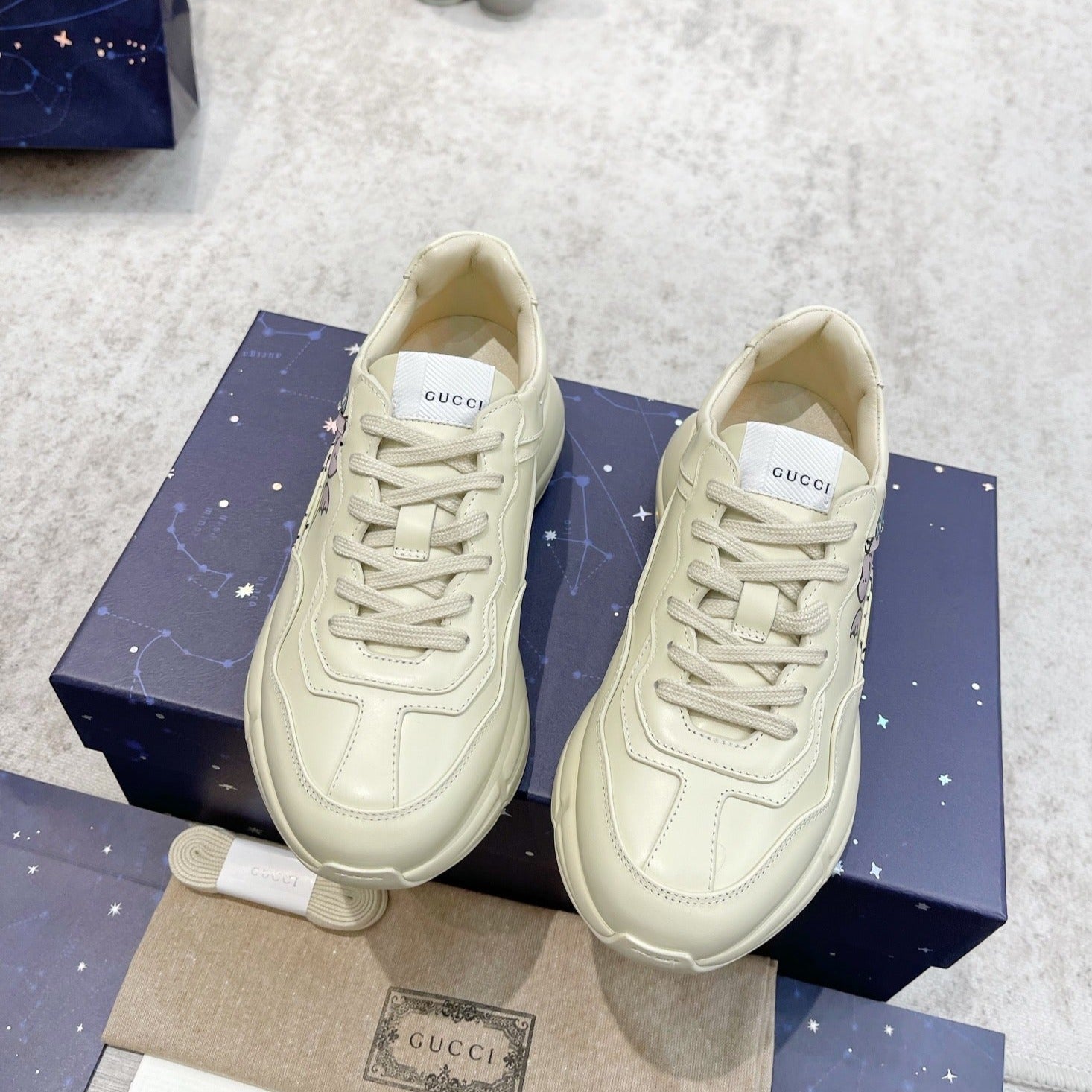 GUCCI RHYTON TRAINER WHITE LAMBSKIN WITH PURPLE DINO MOTIF