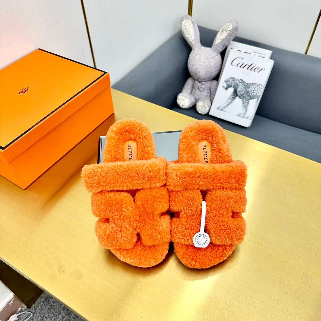 HERMES CHYPRE SANDAL IN SPANISH ORANGE SHEARLING