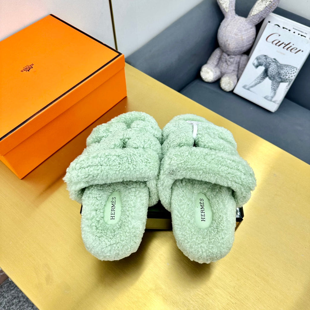 HERMES CHYPRE SANDAL IN PASTEL GREEN SHEARLING