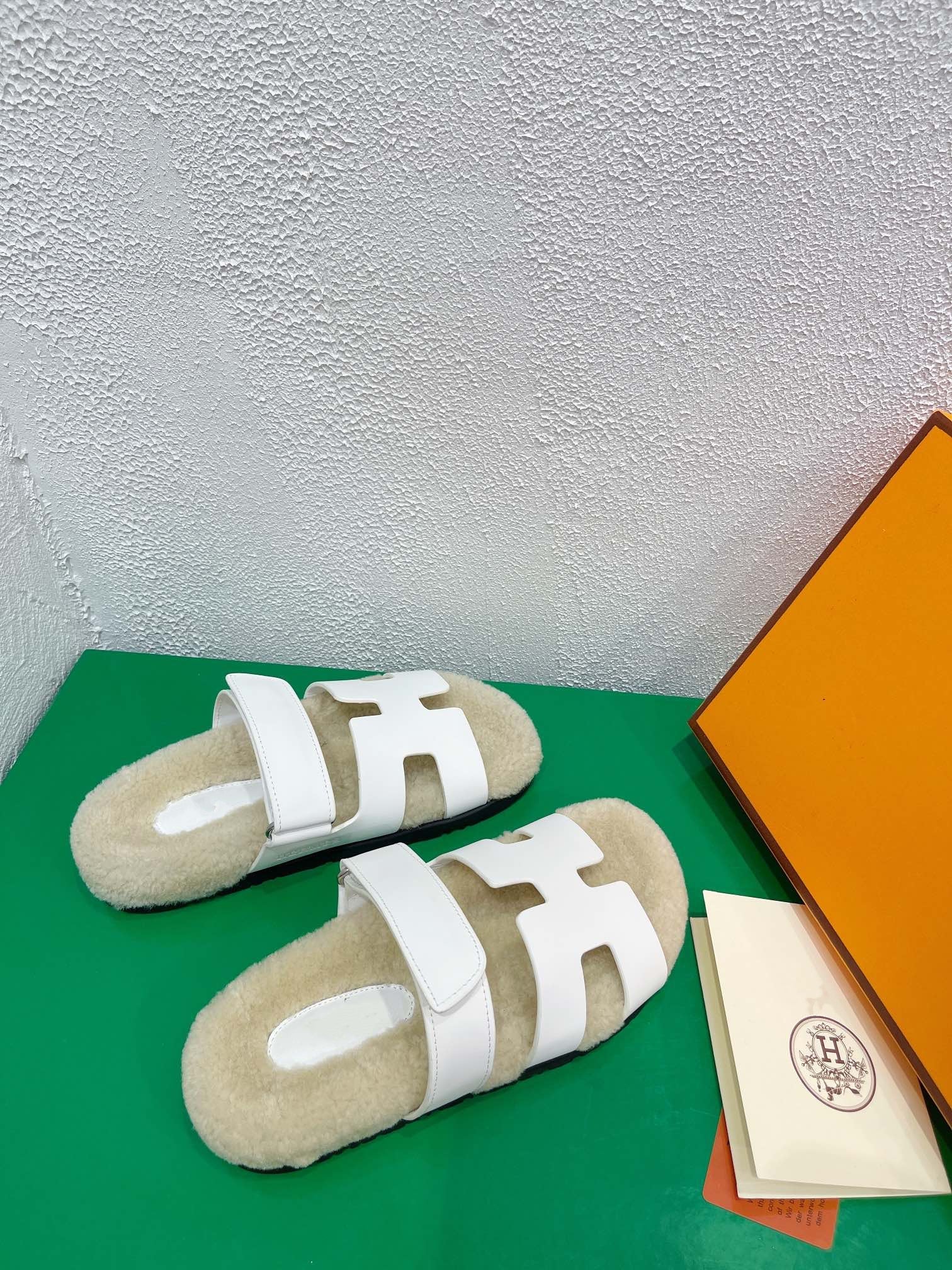 HERMES Chypre Sandal White shearling insole White goatskin lining