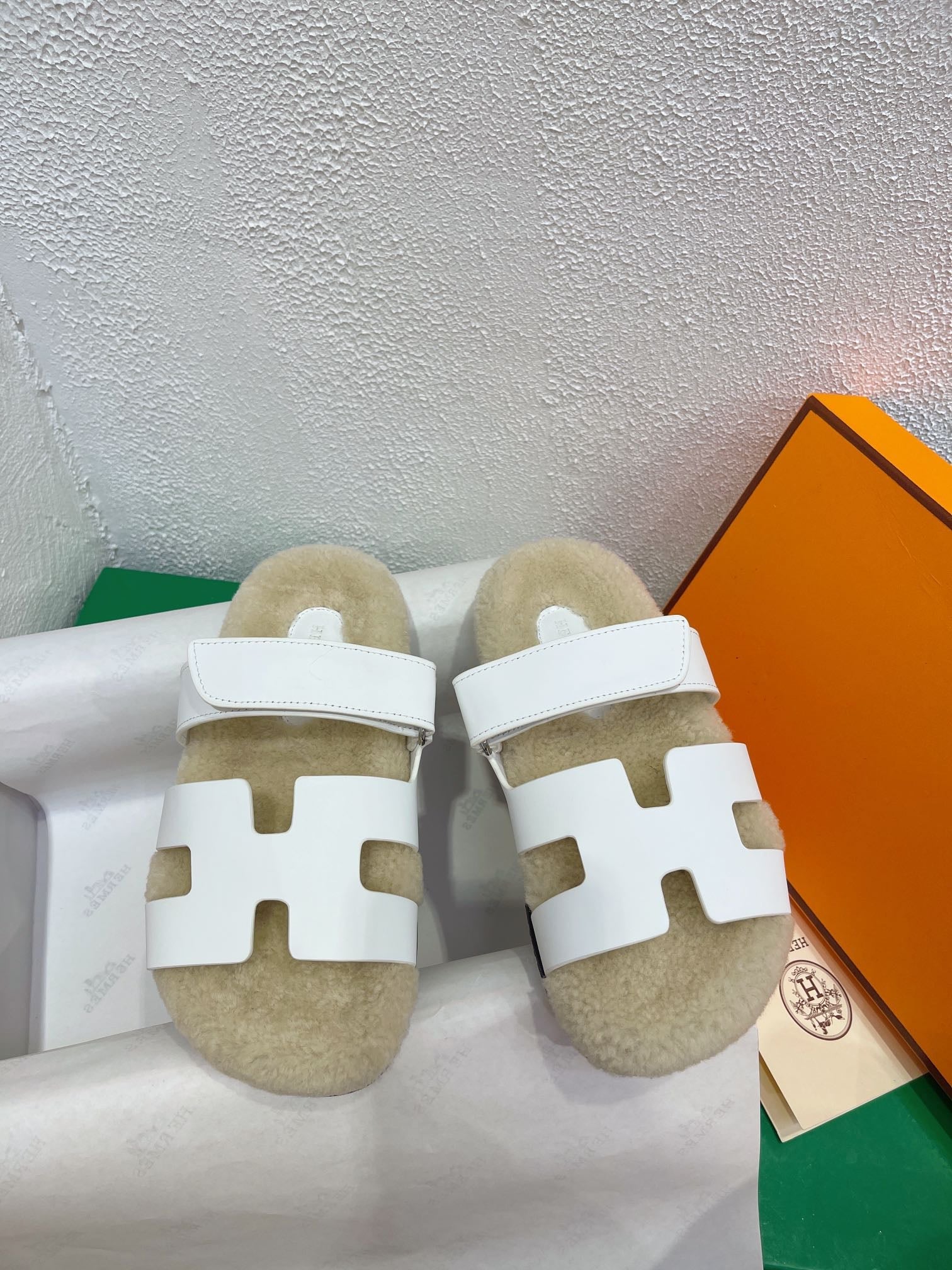 HERMES Chypre Sandal White shearling insole White goatskin lining