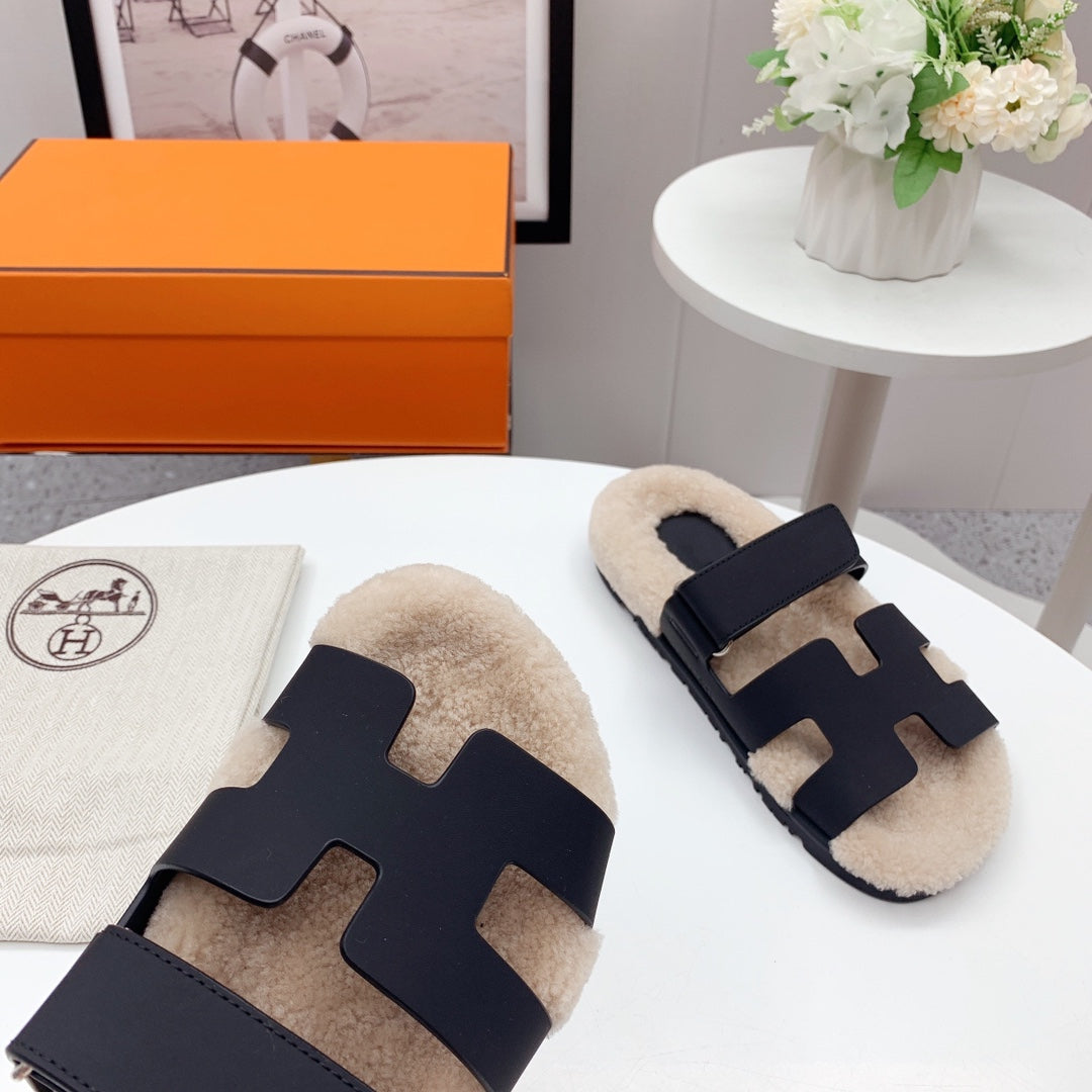 HERMES Chypre Sandal Beige shearling insole Black goatskin lining