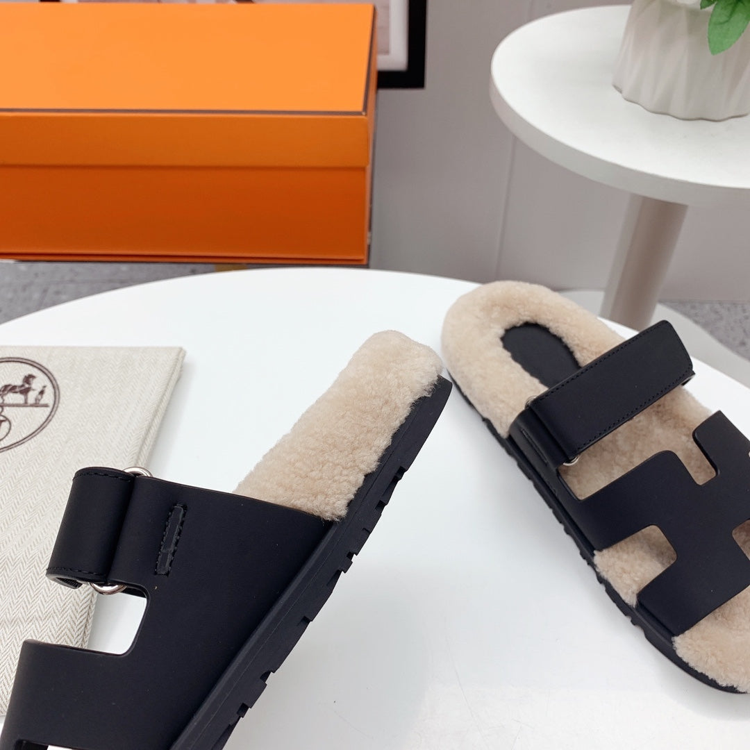 HERMES Chypre Sandal Beige shearling insole Black goatskin lining